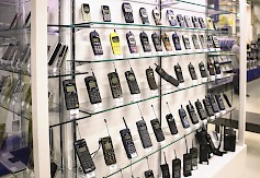 Kyläkaupalla pääsee ihastelemaan maailman upeinta Nokian matkapuhelinkokoelmaa. Esillä on legendaarisia puhelimia vuosilta 1984-2013.