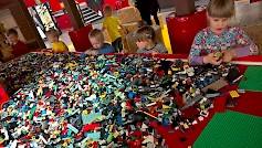 Duudsonit Activity Parkissa on rakenteluvälineinä valtava määrä Legoja. Kuva Duudsonit Activity Park.
