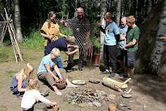 Verkonteko kiinnostaa Kivikauden kylän vieraita.