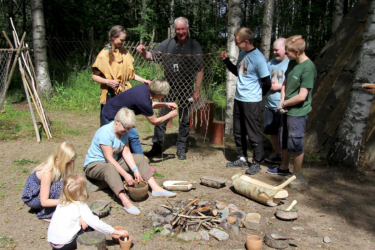 Verkonteko kiinnostaa Kivikauden kylän vieraita.