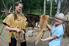 Marlene Lindeman ja Maiju Moilanen näyttävät, että ketunturkki ja monia muita vuotia löytyy Kivikauden kylästä, mutta kainaloon ketunhäntää ei saa ottaa.