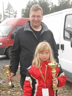Jalasjärveläinen Ari Pekka Niemi kisaa SuperCarissa ja tytär Maiju (9) Crosskartissa.  Lisäksi poika Iivari kuuluu autokrossiluokan kilpailijoihin.  Kuva: ksk