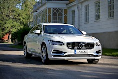 Uusi Volvo S90 hivelee silmää kauniilla ulkomuodollaan. Kuva: Jussi Mustikkamaa