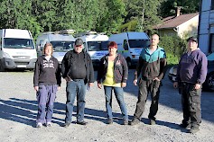 Erkki Tiensuu Ky:n henkilökuntaa yrityksen pihassa. Vasemmalta Kirsi Tiensuu, Erkki Tiensuu, Katri Katajamäki, Niko Vähäsoini ja Janne Keskinen.