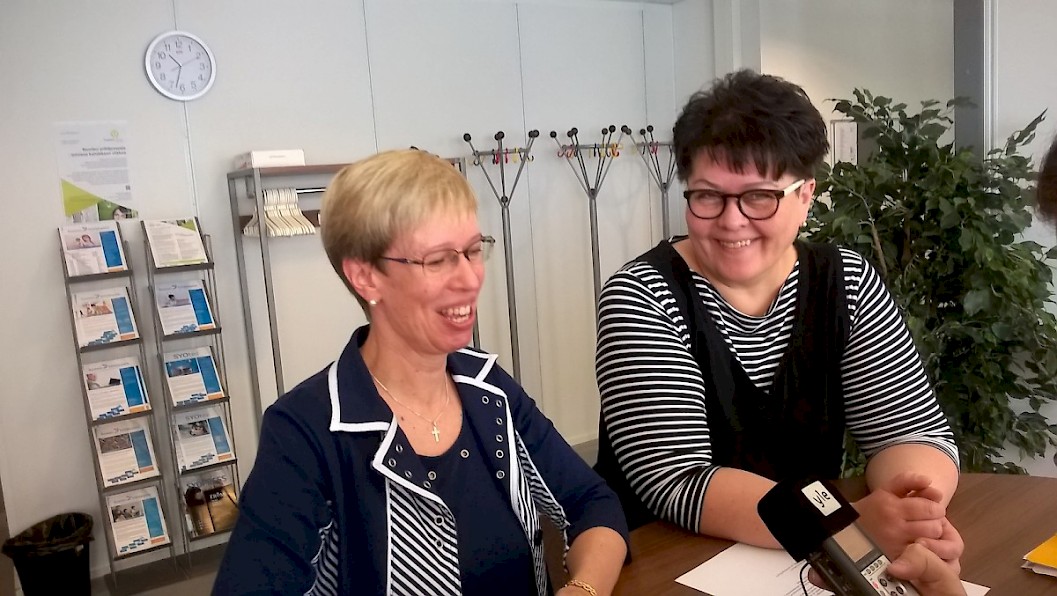 Kauhajoen evankelisen opiston rehtori Johanna Tupila ja Suomen Yrittäjäopiston vararehtori Kaisu Aro Yrittäjyyslinja-koulutuksen tiedotustilaisuudessa