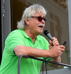 2)	Matti Esko viihdyttää näyttelyvieraita Ammattilehtien osastolla molempina näyttelypäivinä.