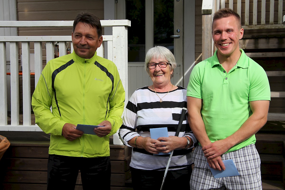 Ykköset!-Golfin 2016 voittaja Jussi Takaluoma oli estynyt palkintojenjakotilaisuudesta, joten hänen äitinsä Liisa Takaluoma haki voittajan palkinnot. Oikealla toiseksi sijoittunut Aki Matilainen, vasemmalla yhteistulosten kolmas Pertti Kulju.