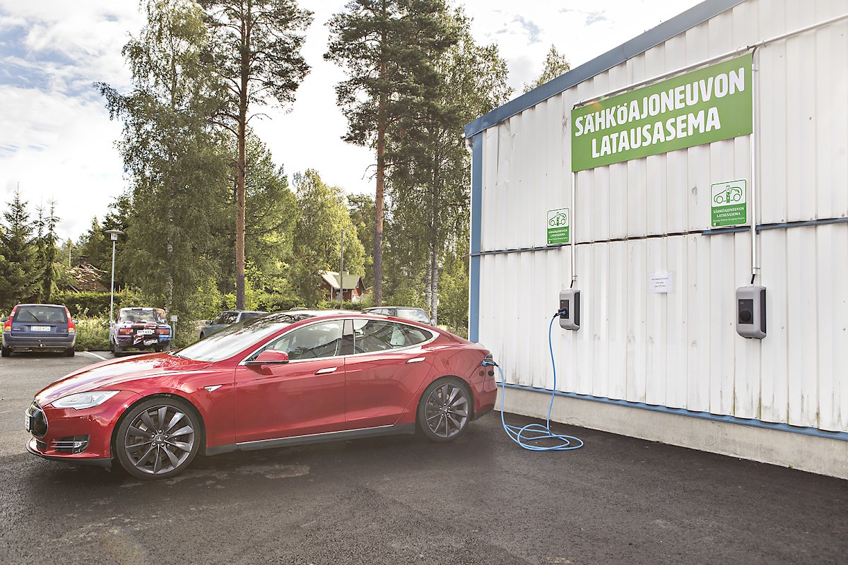 Kyläkaupan parkkialueella on asiakkaiden käyttöön kaksi sähköautojen latauspistoketta – täysin ilmaiseksi.