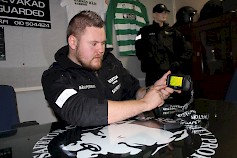 Hannes Mäkipernaa tutki lämpökameraa, joka on vartijalle suuri apu varsinkin pimeässä.