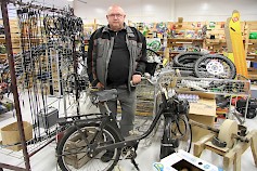 Täysin alkuperäinen ranskalainen Velo Solex apumoottoripolkupyörä vuodelta -58 on yksi Äijätorin mielenkiintoinen kulkupeli, Aatos Kallio sanoo.