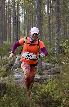 Viime vuoden Salamajärvi Trailrun -tapahtuman juoksija hymyissä suin polun loppumetreillä. Kuvassa Minna Korkeamäki.