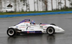 1)	Päättyneellä ratakaudella Formula Fordien ykköseksi päästellyt Elias Niskanen jäänee viimeiseksi formulaluokkien Suomen mestariksi.