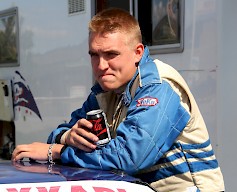 2) Rallisprintin kaksivetoisten laitteiden Suomen mestaruutta puolustava Parkanon Mikael Vuotari suuntaa katseen Laihian soraränniin.