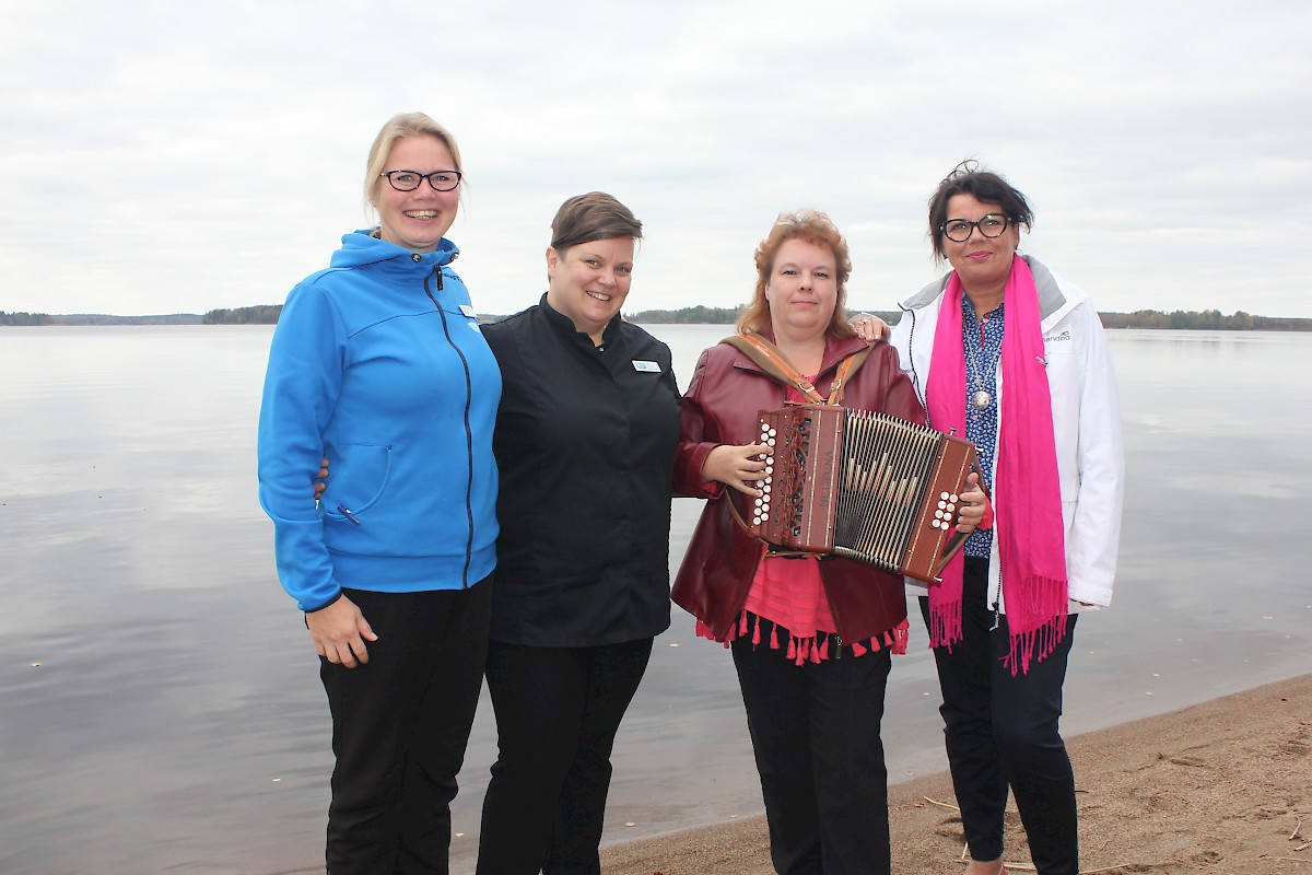 Niina Mäntymies (vas.), Liisa Pihlaja, Anneli Aho ja Kaija Övermark olivat jo hyvissä ajoin Loiskeiden tunnelmissa.