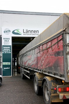 Lännen Autokatsastuksen raskas linja Sisu-hallissa Rengastiellä.