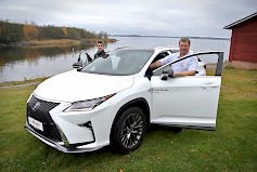 Lexus Vaasa tarjoaa asiakkailleen laatua ja luotettavuutta. Niko Puska ja Jan Boström uuden Lexus RX 450h:n vierellä. Kuva: Jussi Mustikkamaa