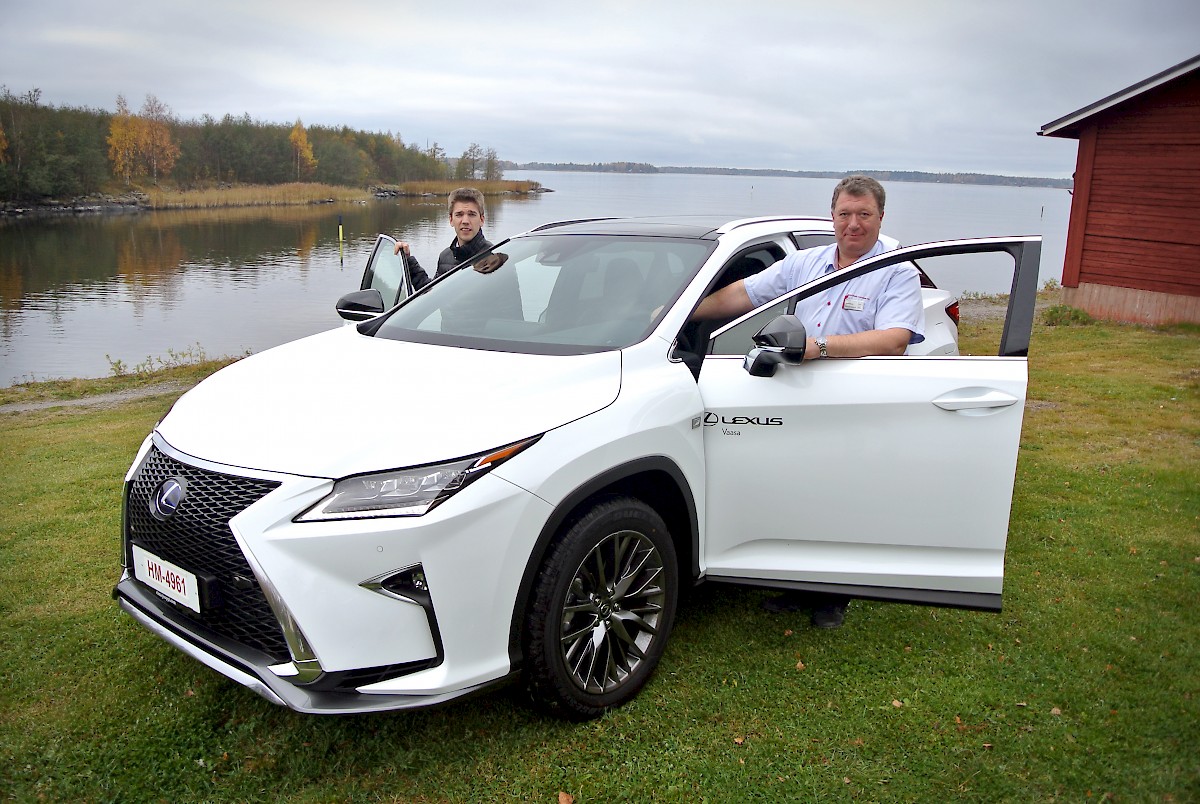 Lexus Vaasa tarjoaa asiakkailleen laatua ja luotettavuutta. Niko Puska ja Jan Boström uuden Lexus RX 450h:n vierellä. Kuva: Jussi Mustikkamaa