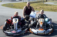 Tallipäällikkö Pekka Lehtola seuraan taustalta poikiensa Pasin (vas.) ja Petterin vauhdikkaita otteita karting-radoilla. (Kuva: Hannu Lehtola)