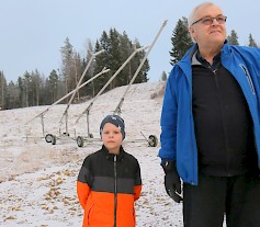 Lapuan Simpsiön toimitusjohtaja Martti Kivisaari odotti jännittyneenä lumitykkien  käynnistystä sunnuntaina Simpsiöllä. Tohdittajana oli pojanpoika Pessi Kivisaari