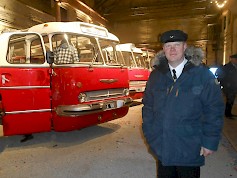 Tõnu Piibur oli kysytty mies kolmipäiväisessä, suurelle yleisölle ilmaisessa näyttelyssä, jossa oli esillä linja-autoliikennettä harjoittavan Mootor Gruppin omistamia vanhoja linja-autoja. Taustalla Ikarus-kaksikko.