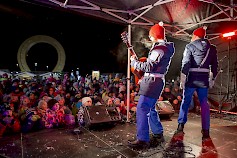 TV:stäkin tutut liikennepuistopoliisit Maltti ja Valtti esiintyivät Tuurin kauppakylän joulunavauksessa satapäiselle yleisölle.