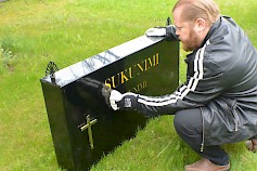 Ruostumattomasta teräksestä valmistettua, led-valotekniikkaa sisältävää hautamuistomerkkiä aletaan myydä myös kotimaan ulkopuolelle, kertoo toimitusjohtaja Jere-Miikka Myllymäki.