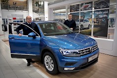 Jorma Siukola ja Juha Joronen ovat tyytyväisiä Käyttöauton VW-osaston uudistuneeseen ilmeeseen. Henkilöautoista VW Tiguan on nostettu showroomin tähdeksi Seinäjoella. Kuva: Jussi Mustikkamaa