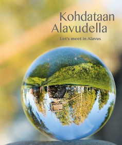 Kohdataan Alavudella -kuvakirja myynnissä Kyläkaupassa Keskiviikkona 7.12. julkaistu Kohdataan Alavudella -kuvakirja on myynnissä ja esittelyssä Kyläkaupan Tavarapuodin Keskustorilla torstaista sunnuntaihin 8.-11.12.2016. Alavuden Rotaryklubin koostama kuvakirja kertoo, miltä elinvoimainen Alavus tekijöidensä mielestä tällä hetkellä näyttää. Kirja koostuu viidestä osiosta, joiden kautta välittyy kattava kuva Alavudesta kotiseutuna. Teemoina ovat Asu ja viihdy, Osta ja myy, Tee ja tuota, Elä ja vaikuta sekä Opi ja koe. Kuvakirjan myynnistä saatu tuotto ohjataan Rotary-toiminnan periaatteen mukaisesti kokonaisuudessaan paikallisten nuorten hyväksi stipendien ja kansainvälisen nuorisovaihdon muodossa. Alavuden kaupunki on toiminut kirjahankkeen merkittävänä tukijana. Alavuden Rotaryklubi ry haluaa kiittää kaupunkia avusta kuvien valinnassa sekä osaavasta taustoitustyöstä. Kiitokset myös Kirjapaino Jalkanen Oy:lle, jonka vastuulla oli varsinaisen painotyön lisäksi myös kirjan taitto. Käännöstyön kirjaan on tehnyt kanadansuomalainen Veli Niinimaa. Alavuden Rotaryklubi ry toivottaa nautinnollisia hetkiä kuvakirjan parissa - Kohdataan Alavudella!