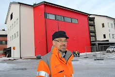 Keuruun Kivikoulun laajennuksen värimaailma käy yhteen viereen rakennetun varhaiskasvatustalo Aurinkolinnan kanssa, Matti Kanko sanoo.