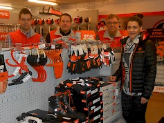 Sporttinen Loukon katras, jossa isä-Hannu viitoitti aikoinaan mm. yläsarjoissa pesäpalloa pelanneena myös lapsensa urheilun pariin. Juuso (vas) ja Juji jatkavat konkreettisesti kaupantekoa, Hannullekin on sanomansa mukaan ”luvattu, että saa hääriä tontilla” ja hallinnoida Emilian kanssa uuden yhtiön hallituksessa. Kuva: Karisamuli Korpela