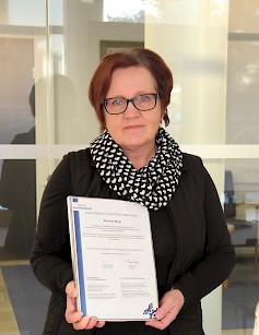 Kiinteistön arvon määrittäminen vaatii asiantuntevan arvioijan - Merja Kaukolalla nyt myös auktorisoitu kiinteistöarvioija (AKA) -tutkinto Taisto Järvinen Kiinteistöjen kaupankäynnin sujuvuus on merkittävästi riippuvainen arvon määrittämisestä kohdalleen heti kättelyssä. Helppoa arvon määrittäminen ei missään mielessä ole, kun myyjän ja ostajan näkemykset hinnasta saattavat erota toistaan joskus melkoisesti. Suomenselän OP-Kiinteistökeskus Oy:n toimitusjohtaja Merja Kaukola kiinteistönvälittäjä LKV haluaa olla ajan hermolla kiinteistön arvon arvioinnin suhteen. Merja Kaukola on suorittanut hiljattain auktorisoidun kiinteistöarvioijan (AKA) -tutkinnon, joka on Keskuskauppakamarin kiinteistönarviointilautakunnan hyväksymä asiantuntijatutkinto. - AKA-arvioijasta on apua, kun tarvitaan puolueetonta ja asiantuntevaa arviota esimerkiksi vaativampien kiinteistökauppojen yhteydessä, vakuusarvioinneissa, tilinpäätöksissä, vuokrauksissa, osituksen ja perinnönjaon yhteydessä sekä riitatilanteissa. AKA määrittää toimeksiannon perusteella kiinteistön arvon ja laatii kirjallisen arviolausunnon. - AKA -tutkinnossa on kyseessä kokeella saavutettu auktorisointi laajojen ja vaativien kiinteistöarvioiden suorittamiseen. Tutkinnon suorittaminen vaatii laajaa kiinteistöalan osaamista ja lisäksi kattavia tietoja nimenomaan hinnanmuodostukseen liittyvistä menetelmistä, Merja Kaukola valottaa tutkintoa. Auktorisoitu kiinteistöarvioija -tutkintoa suorittamaan tulevalla pitää olla arviointitehtäviin soveltuva koulutus ja riittävä työkokemus alalta. Pätevyys osoitetaan suorittamalla vaativa AKA-koe hyväksytysti. Tutkinnon suorittaneet ovat sitoutuneet noudattamaan kiinteistönarviointilautakunnan sääntöjä, ohjeita ja määräyksiä sekä hyvää kiinteistöarviointitapaa ja kansainvälistä arviointistandardia. Auktorisoinnilla taataan arvioijan ammattitaito sekä arviolausunnon laatu. Uusia lakeja Kuluvan vuoden alussa on astunut voimaan joukko lakeja, joilla pannaan täytäntöön ns. asuntoluottodirektiivi kansalliseen lainsäädäntöön. - Vakuusarvioinnin luotettavuuden varmistamiseksi tullaan jatkossa edellyttämään myös sitä, että arviointia suorittamassa on riittävän pätevyyden omaava henkilö. - Pätevyysvaatimuksista säädetään luottolaitoslaissa, joten luotonantajan vastuulla on nyt myös varmistaa, että asuntovakuudellisen kuluttajaluoton vakuuden arvioijalla on riittävä arviointiammattitaito. Toisaalta tämä on luonnollinen vaatimus siinä valossa, että arvioijan tulee pystyä käyttämään arvioinnissa standardeihin perustuvia arviointimenettelyjä, Merja Kaukola kiteyttää. Vilkkaampaa kauppaa Merja Kaukola on tullut OP-Kiinteistökeskuksen palvelukseen vuonna -83, joten hänellä on kattava näköala Alavuden ja lähiseutukunnan kiinteistökauppaan. - Selkeää piristymistä on kaupankäynnissä viime helmikuusta lähtien tapahtunut. Toki kauppa on käynyt koko ajan, mutta nimenomaan omakotitalojen myynti on piristynyt. Etenkin noin 100 000 euron hintaluokassa olevat ok-talot ovat käyneet kaupaksi, ja niistä on nyt jopa pulaa. - Saman tyyppinen tilanne on myös metsätilojen ja pientilojen kohdalla. Tilat, joissa on muutamia hehtaari peltoa, kiinnostavat usein nuorempia asiakkaita, Merja Kaukola sanoo.