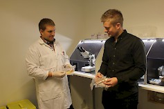 Hannes Rahja ja Tobias Snellman analysoivat näytteitä Seinäjoen ja Vaasan laboratorioissa. Yritys palvelee asiakkaita ympäri Suomen.