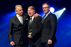 1) Alkuaikoina Mika Häkkisen uraa tukenut Kari O. Sohlberg ja Seinäjoen Juhani Pakari seuranaan keskellä AKK:n Suurmerkin nro 9 saanut Mika Häkkinen. (Kuva: Toni Ollikainen)