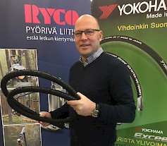 Aluepäällikkö Juha Kallionpään Kädessä on Yokohaman kehittämä uusi aiempia hydrauliikkaletkuja huomattavasti notkeampi ja kulutusta kestävämpi Exeed-spiraaaliletku.