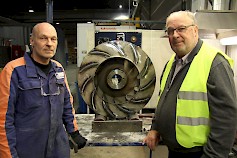 DNT -tarkastaja Reijo Nurmela ja HT Laserin perustaja Hannu Teiskonen ABB:n Pitäjänmäen tehtaalle lähdössä olevan sähkömoottorin puhaltimen äärellä.