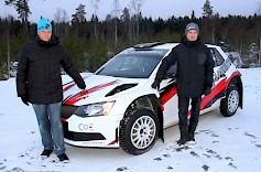 1) Jarkko Alasen ja Jukka Ketomäen (oik.) odotukset ovat korkealla kun miehet starttaavat SM1 -luokan Skoda Fabia R5 -autolla Tunturiralliin reilun viikon kuluttua.