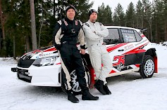 1)	Nelivetoisten laitteiden SM1 -luokkaan siirtyneet Marko Mänty ja Joni Mäkelä mittaavat Tunturirallissa uusien kilpakumppaneiden vauhdin.