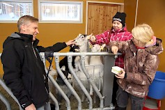 Vuohilla on epävirallinen välipalan aika, toteavat Kari Hietaharju sekä eläintenhoidossa olevat Ida Halt ja Ilona Hietaharju.