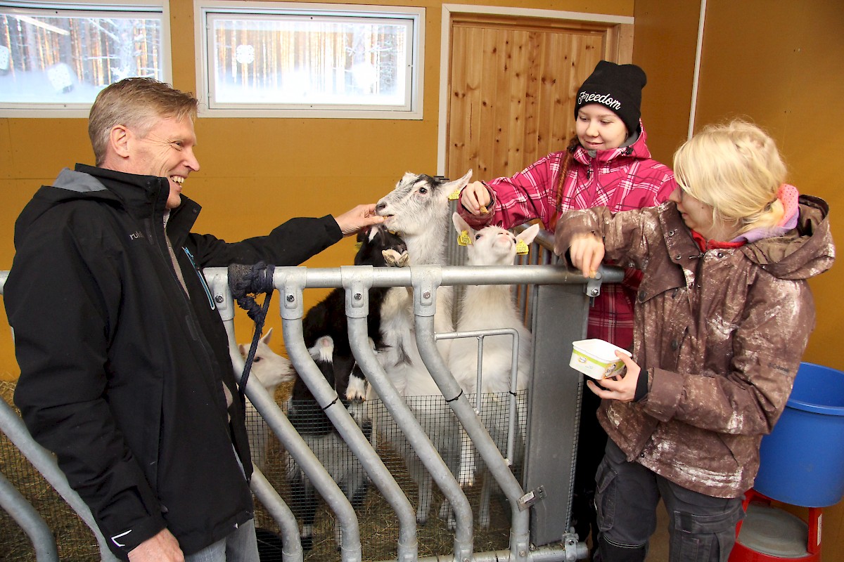 Vuohilla on epävirallinen välipalan aika, toteavat Kari Hietaharju sekä eläintenhoidossa olevat Ida Halt ja Ilona Hietaharju.