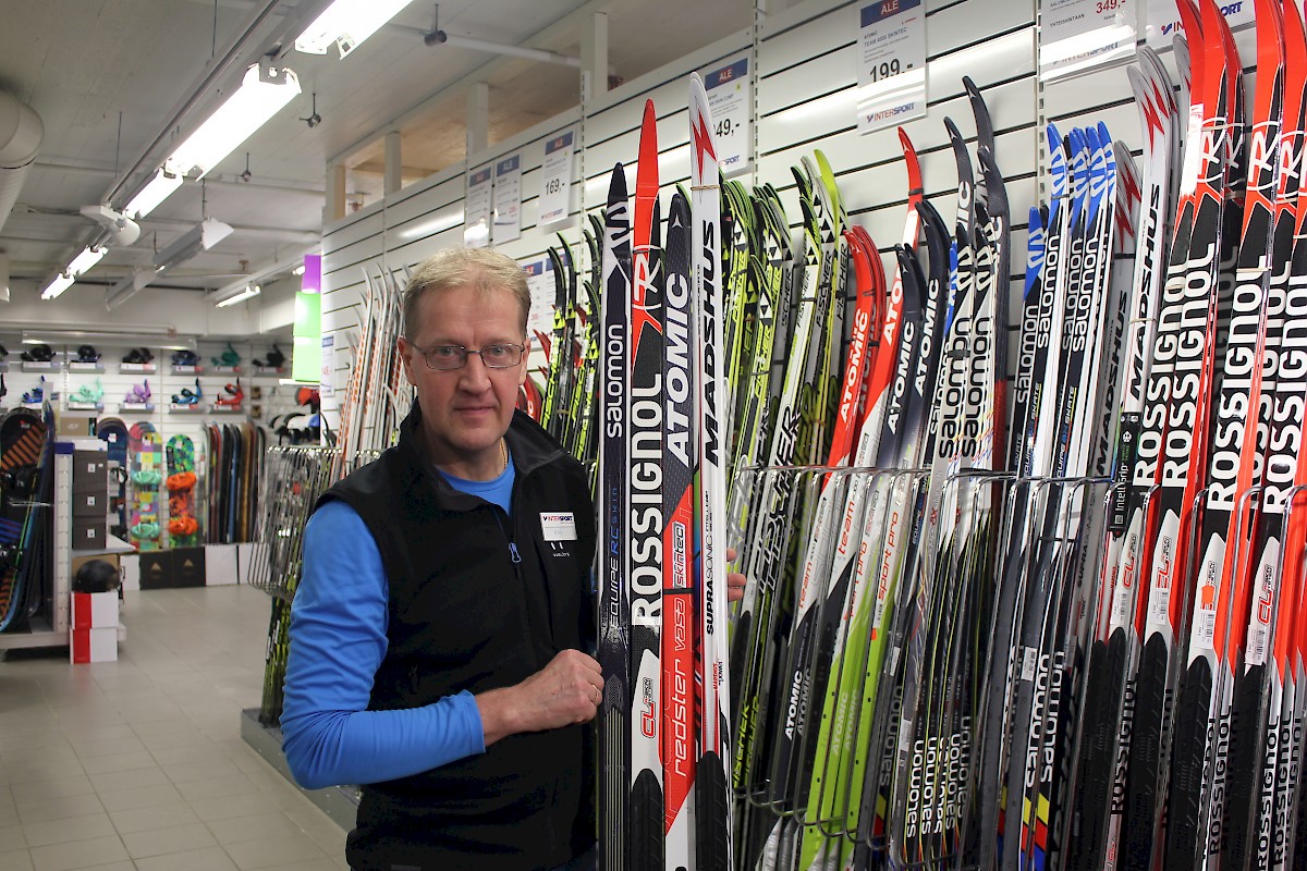 Seinäjoen Intersportin myyjä Ari Lundahl antaa karvasuksille positiivisen arvosanan.