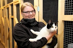 Lapsi-iästä saakka minulla on ollut lemmikkieläimiä, joten koira- ja kissahoitolan yrittäjyys on minulle hyvin luonnollinen tapa tehdä työtä, Annariina Ekola kiteyttää. Yrittäjän puolison Jani Ekolan rakentamat hoitotilat ovat osoittautuneet hyvin toimiviksi ja turvallisiksi.