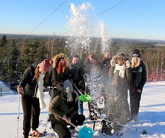 Sedun makailuoppilaat saivat lumen lentämään esitellessään lauantain 18.2 Talviriehapäivää , joka pidetään rinteen alaosan Hornantuutin ympäristössä. Tiedossa on monenmoista talvista liikuntariemua, pienimmille ja isoille lumileikeistä pitäville.