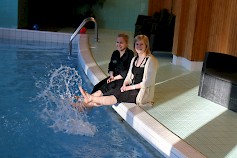 Myyntipäällikkö Kaisa Plosila ja kerroshoitaja Merika Rintamäki kävivät polskuttelemassa saunatilojen yhteydessä olevassa uima-altaassa, joka on hotellissa majoittujien käytössä joka päivä.