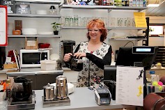 Hanna Niemenmaa on tyytyväinen ammattilaisten työhön ja itse tekemäänsä AutoPirtin saneerauksen suunnitteluun, joten on kahvihetken aika.