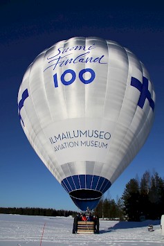 Tänä vuonna moneen Suomi 100 -tapahtumaan saapuu myös kuumailmapallo. Ilmailumuseon omistaman pallon yksi vierailukohde on Nummijärvi Fly In ensi lauantaina. Kuva: SIM arkisto