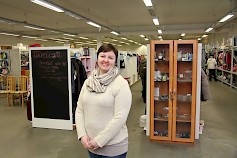 kovasti tästä työstä, Henna Väliaho sanoo. Suunnitelmia Star Kirppiksen edelleen kehittämiseen on. Kesää ajatellen on pihan häkkivarastoon mahdollista tuoda myytäviä kesäkalusteita, ja peräkonttikirppis on kesän suunnitelmissa. Samoin on ajatus aloittaa huonekalujen kotiinkuljetuspalvelu. Lämminhenkinen ja iloinen palvelukonsepti Niinhän se aina menee, että iloinen ja lämminhenkinen palveluasenne ovat vahva sana palvelualan yrittäjyydessä. Henna Väliahon Star Kirppiksellä pyritään asiakkaat palvelemaan nimenomaan väliotsikon mukaisella tavalla. - Tärkeää kirppiksellä ovat myös paikan siisteys, valoisuus ja se, että myyntipaikoissa tavara on puhdasta, ehjää ja hyväkuntoista. Asiakkaiden myyntipaikkoihin tuomat tuotteet ovat lähes täysin käytettyjä, uutta tavaraa on vain nimeksi. - Erikoisen kysyttyjä ovat lasten vaatteet ja talviurheiluvälineet sekä sisustustuotteet. Myös lelut, astiat ja aikuisten vaatteet menevät hyvin. Tavaraa myyntipaikoilla on toki ihan kaikenlaisiin tarpeisiin. Ehkä miesten vaatteita voisi olla enemmän. Kahviomme myyntipisteen vieressä on iso taulu, johon asiakkaat voivat kirjoittaa tarvitsemansa tuotteen. Aika usein joku sellaisen tänne toimittaa. Star Kirppiksellä on myytävänä Ylämaankarjan lihaa pakastettuna. Käytettyjä huonekaluja kirppiksellä on seinien vierellä, jotta niiden tilantarve on vähäisempi. Antiikkikalusteet ja talonpoikaishuonekalut menevät melkein heti ja entisöitävillä huonekaluilla on kysyntää, kun hinta on kohdallaan. - Kirppiksen kahviosta löytyy kahvia, pullaa, karkit, mehua ja limsaa. Lasten leikkipaikka sisääntulon läheisyydessä on osoittautunut suosituksi, ja paikoitustilaa autoille on pihassa, Henna Väliaho evästää. Star Kirppis Kolistontie 18 63300 Alavus 0400 882 852 KUVATEKSTI: Star Kirppiksen käytävillä on tilaa liikkua. Valoisuus ja siisteys ovat tunnusomaisia yritykselle, Henna Väliaho sanoo.