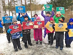 Kuvassa kaikkien palkitut. Kuvasta puuttuu 3.-4.-luokkalaisten sarjassa kilpaillut Samu Koivunen.