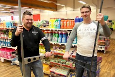 VISU-kalusteen hyllyjärjestelmät ovat saaneet ansaittua kiinnostusta asiakkailta Alellan myymälässä, Kai Riiho ja Pekka Kuusela sanovat.