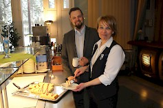 Myyntijohtaja Pasi Vainio sekä ravintolapäällikkö Anna Leena Hietamäki herkuttelivat Härmän Kylpylän maistuvilla leivonnaisilla.