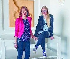 Elina Laukkonen (vas.) ja Ilona Lassila kannustavat lähtemään mukaan Designsunnuntaihin. Kuva: Designsunnuntai.